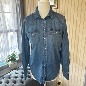 Levi’s Women’s Classic Fit Western Denim Shirt XS Snap Button Pearl Snap